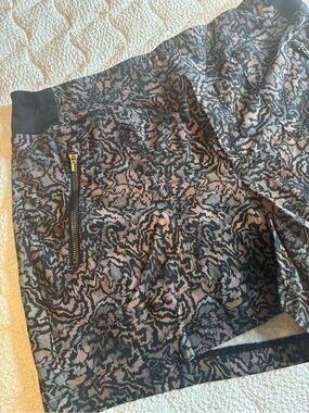 Athleta Black Waistband Patterned Shorts